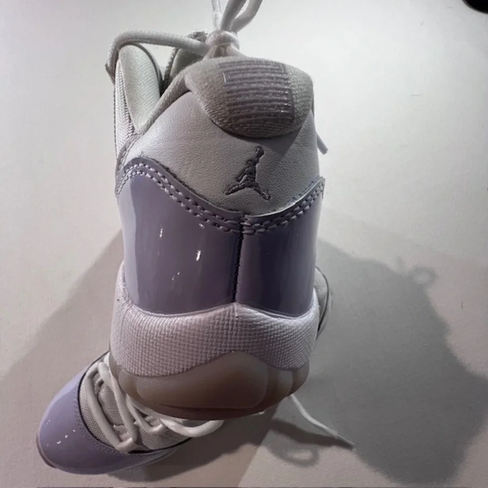 Jordan Air Jordan 11 Retro Low Mens 7.5 Pure Violet White Good AH7860-101